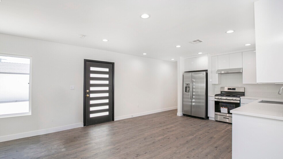 Building Photo - 10422 Woodley Ave