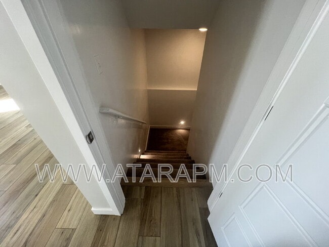 Building Photo - 1754 Oakwood Ln