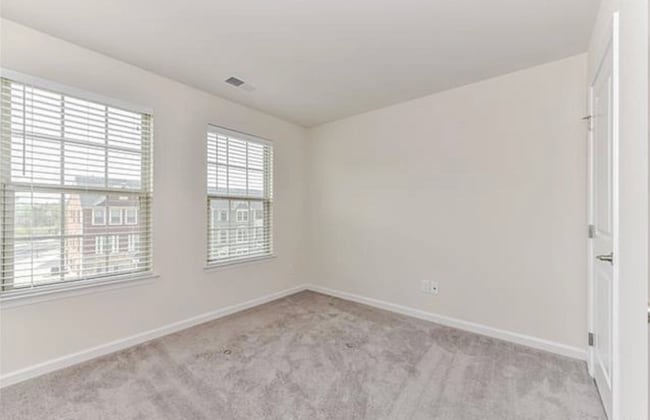 Building Photo - Beautiful 4BR Home w/ Garage Parking in Charlotte!