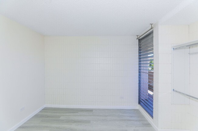 Building Photo - Sunset Lakeview - Fully renovated 3 bedroom, 2 bath on lower floor comes with tandem parking for ...