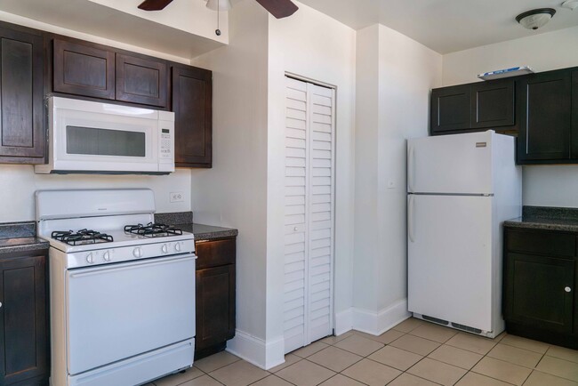 Building Photo - Albany Park - 1 Bed / 1 Bath - Dog Friendly!