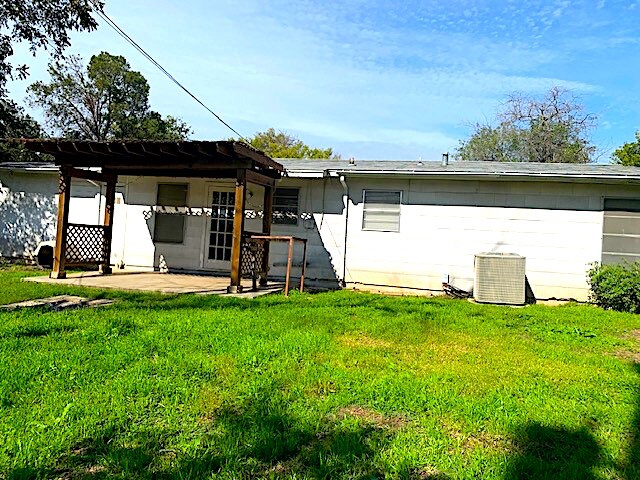 Building Photo - 330 Redcliff Dr