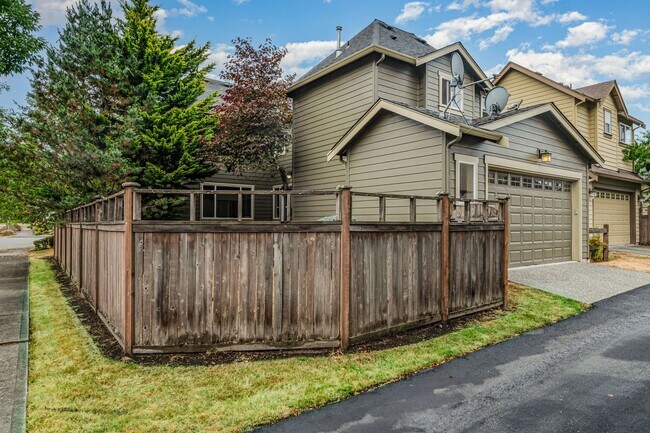 Building Photo - North East Facing 4 bed 3 bath ready for m...