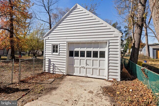 Building Photo - 104 W Park Ave