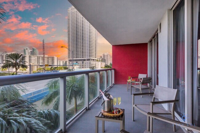 Building Photo - 2602 E Hallandale Beach Blvd