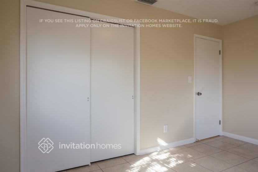 Building Photo - 700 S Rainbow Dr