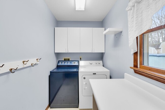 Building Photo - Family-Friendly 4-Bed Home with Pet-Friendly Yard and Pool in a Quiet Neighborhood