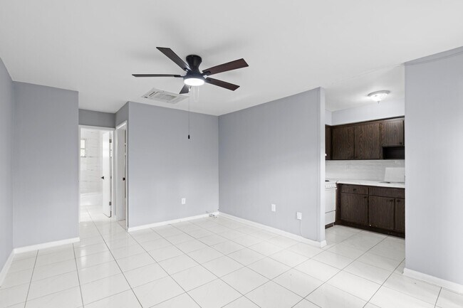 Building Photo - 6125 SW 48th Ct