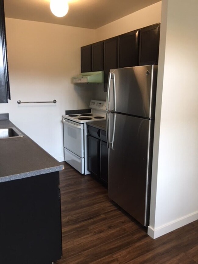 Building Photo - AMAZING LOCATION NEAR CAMPUS 2 Bed 1 Bath Condo-AVAILABLE NOW!