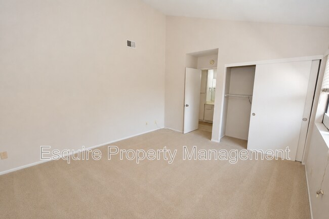 Building Photo - 564 Rosewood Ave