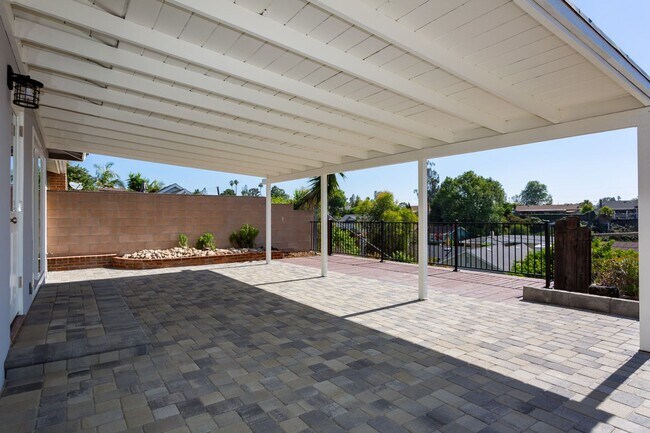 Building Photo - La Mesa Charmer with Mount Helix Views!
