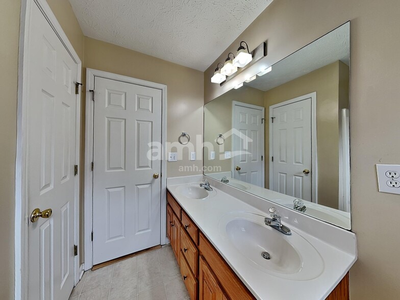 Building Photo - 2122 Creek Trail Dr