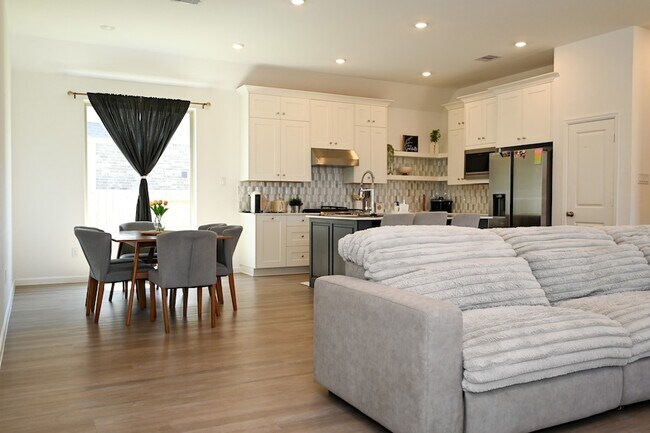 Building Photo - 3057 Pensacola Dr