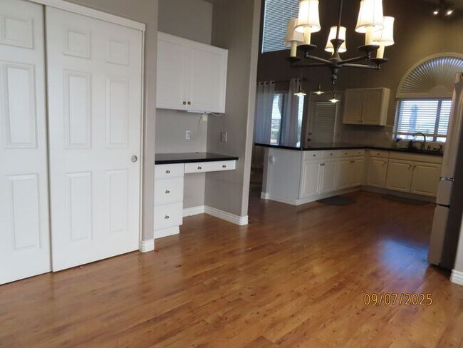 Building Photo - 4 Bedroom 2.5 Bath w/3 Car Garage in Super...