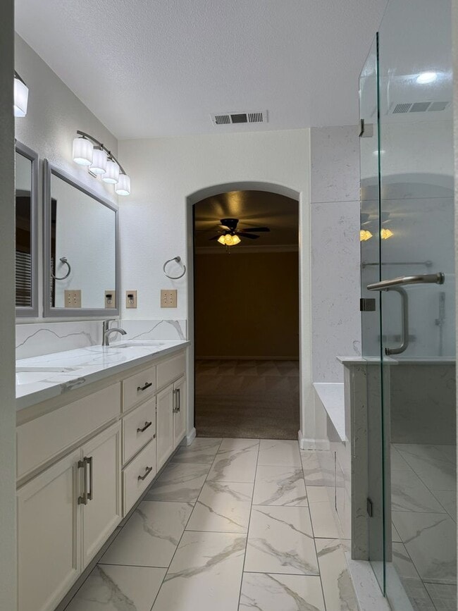 Building Photo - Lovely 5/3 with a desirable downstairs bedroom.