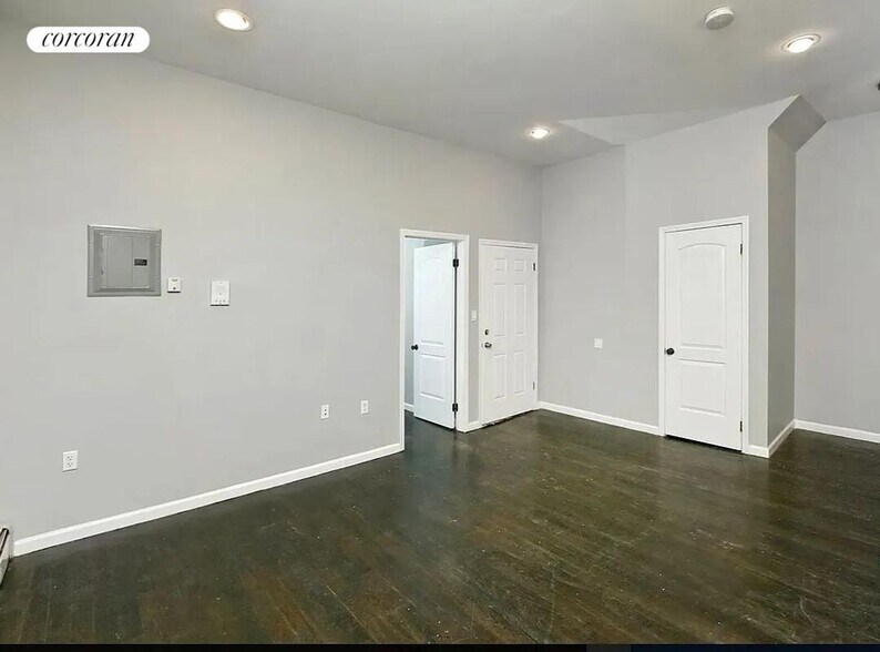 Building Photo - 1296 Putnam Ave