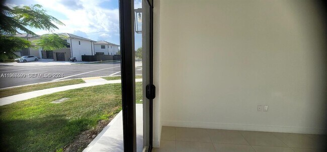 Building Photo - 110 NW 11th Ct