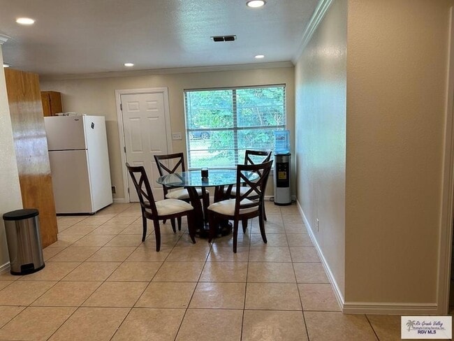 Building Photo - 711 Cisneros St