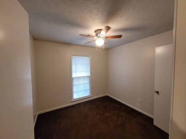 Building Photo - Beautiful 3-bedroom/2 bathrooms