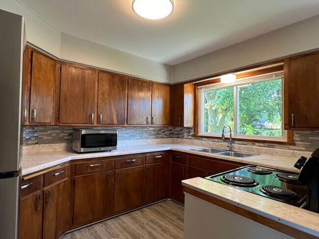 Building Photo - Newly Remodeled 3 Bed 1 Bath Home in Derby!!