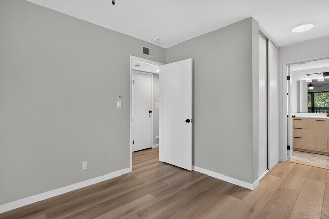 Building Photo - Beautiful 2BR/2BA Townhome with Valley Views, Covered Parking & In-Unit Laundry