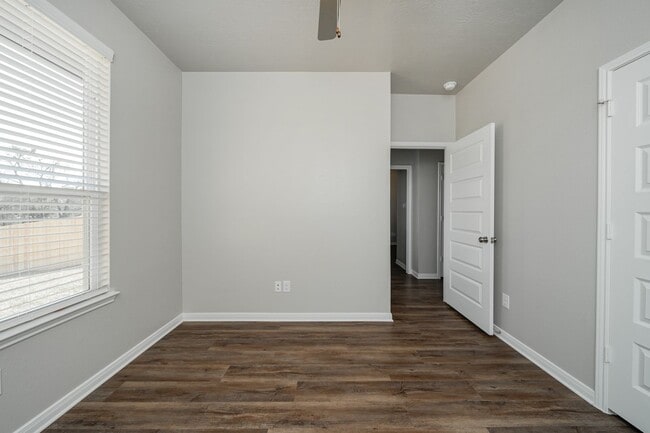 Building Photo - Spacious Townhome Available Now!
