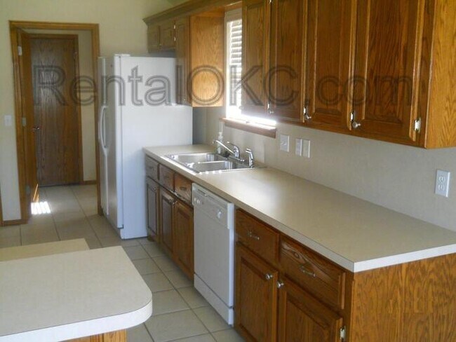 Building Photo - 3 Bed 2 Bath + Office in Moore School dist...