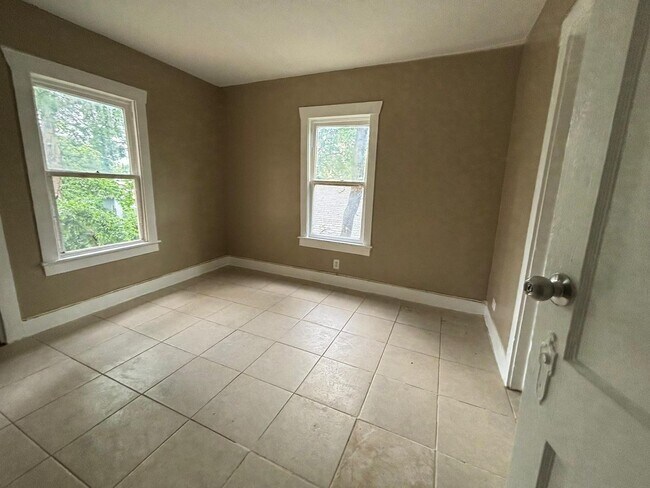Building Photo - We accept section 8