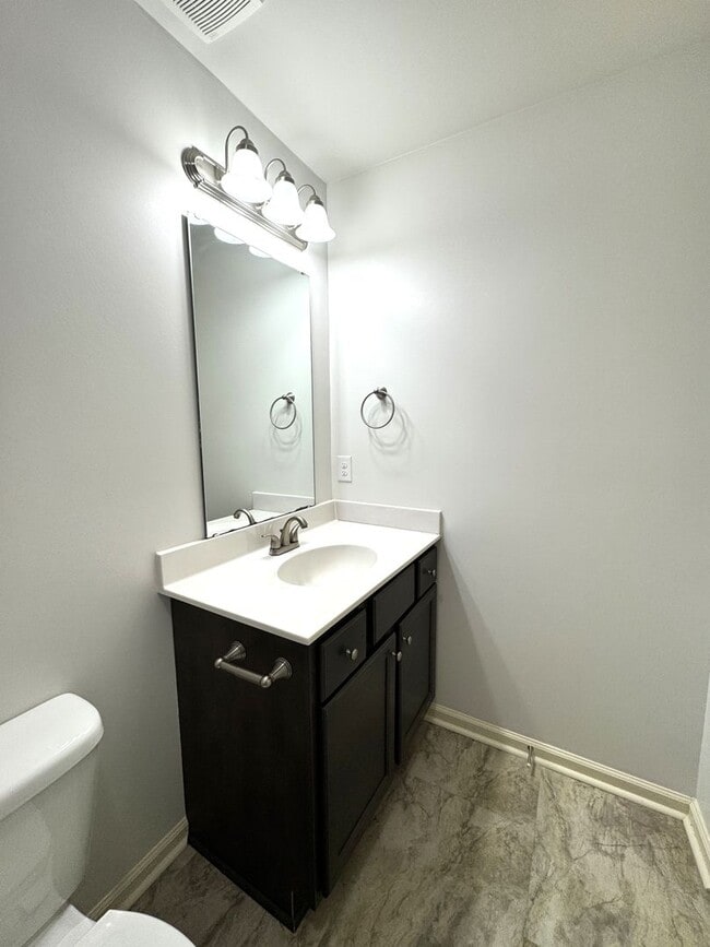 Building Photo - Beautiful Townhome with a Spacious Layout!