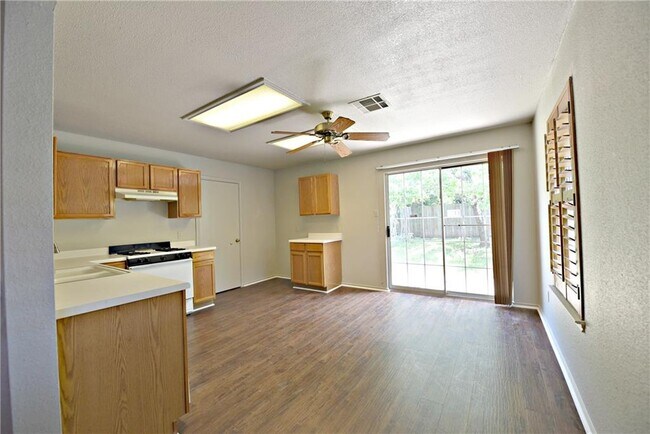 Building Photo - 2010 Parksville Way