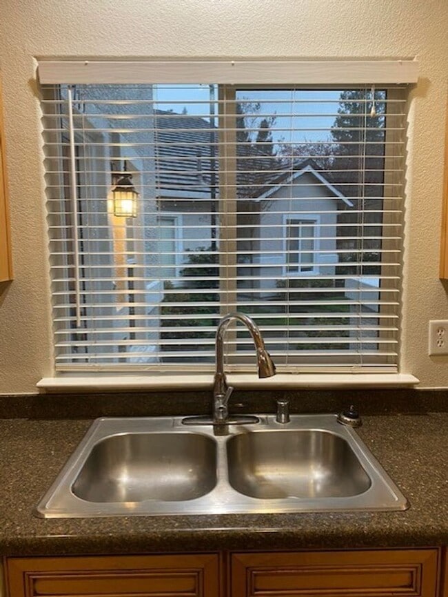 Building Photo - AVAILABLE NOW! Roseville 2 bed/2.5 bath, 2 Story Townhome!