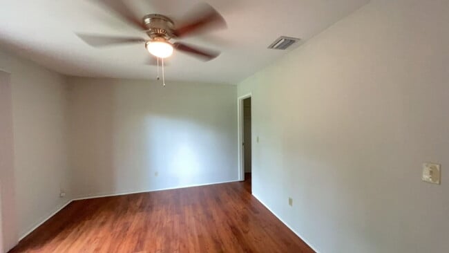 Building Photo - Spacious 2 Bedroom/1 Bath