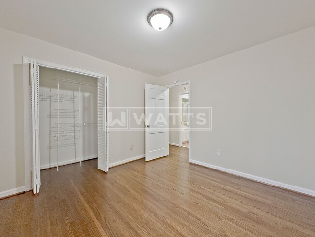 Building Photo - Charming & Spacious 3-Bed Home in City of Hoover