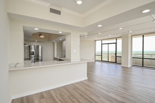 Building Photo - 15 Greenway Plz