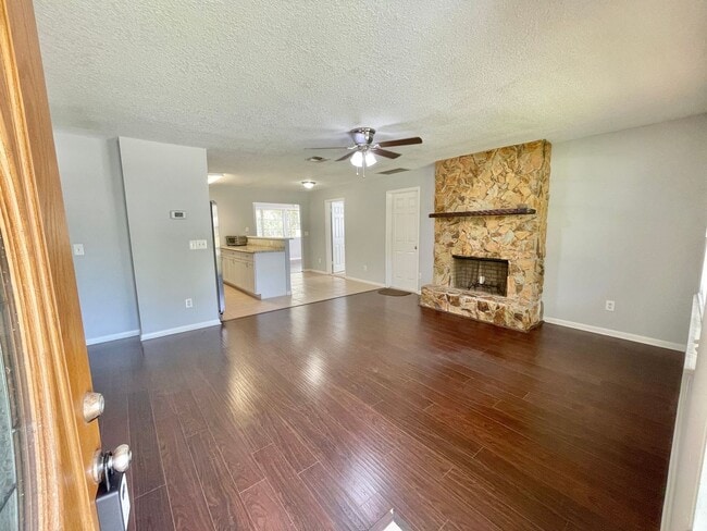 Building Photo - 3BR 1BA Annual Rental Available Now