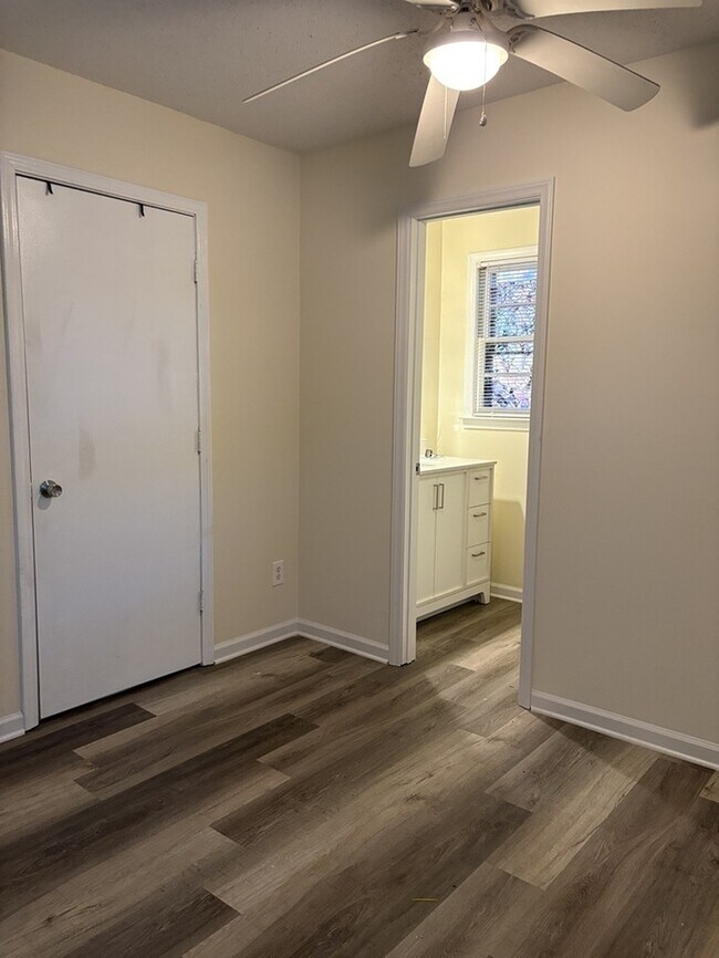 Building Photo - 2 Bedroom 2 Bathroom