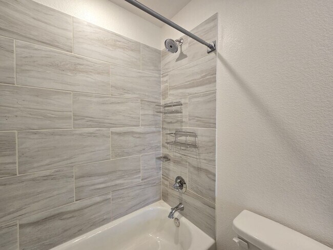 Building Photo - HUGE RENT REDUCTION & AMAZING MOVE IN SPECIAL!