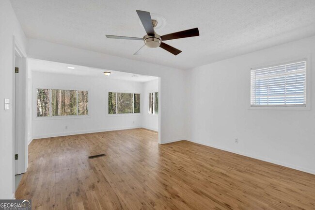 Building Photo - 3819 Dora Dr SE