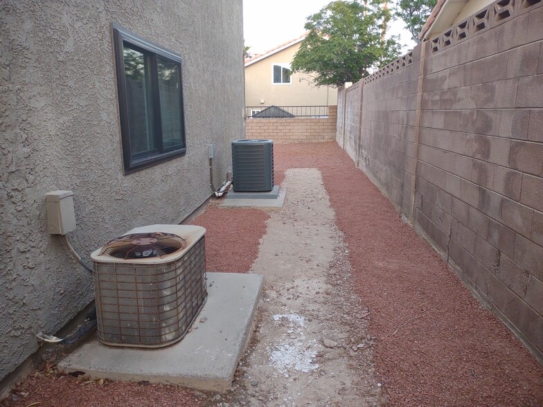 Other side yard - 322 Esquina Dr