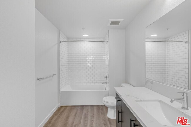 Building Photo - 10824 Blix St