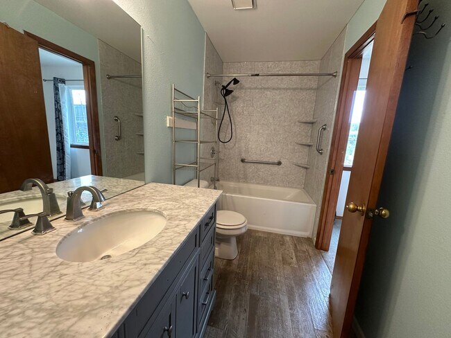 Building Photo - 3 Bed 2 Bath Home Minutes From Fort Carson...