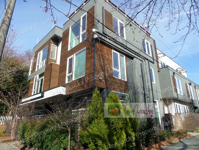 Building Photo - Spectacular VIEW 2 Bedroom+Den Townhome, Zoned For Residential & Commercial Use! Live and Work in...