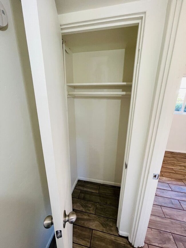 Building Photo - Fully Remodeled 2 Bed / 1 Bath Unit in Cen...