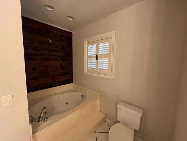 Building Photo - Beautiful 4 Bedroom with 4 Baths