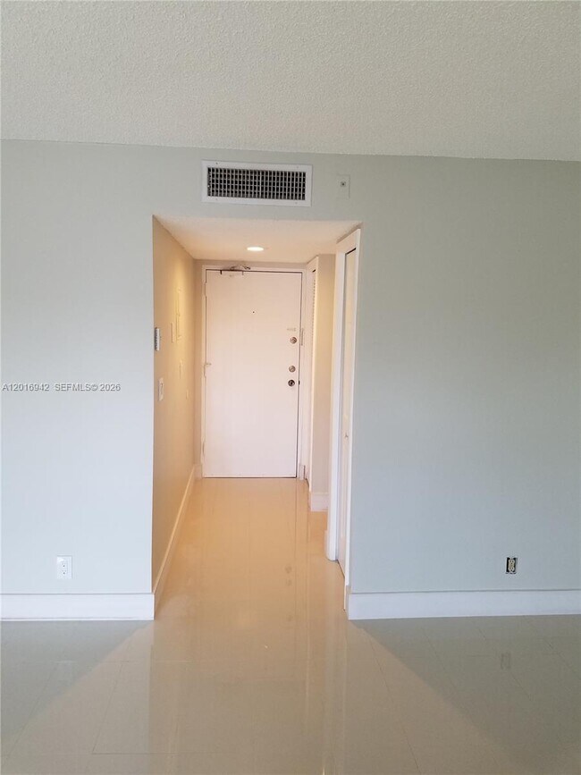 Building Photo - 220 Lakeview Dr