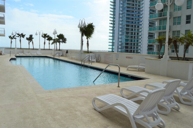 Building Photo - BRICKELL AVENUE WATER VIEW