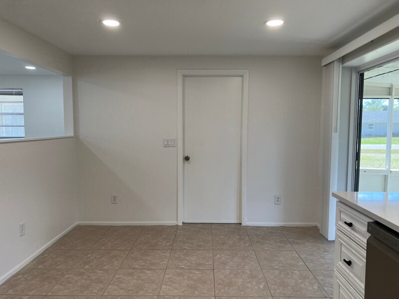 Building Photo - 8820 Pohoy Ave