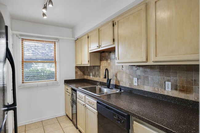 Building Photo - Available Now! Franklin End Unit Townhouse...