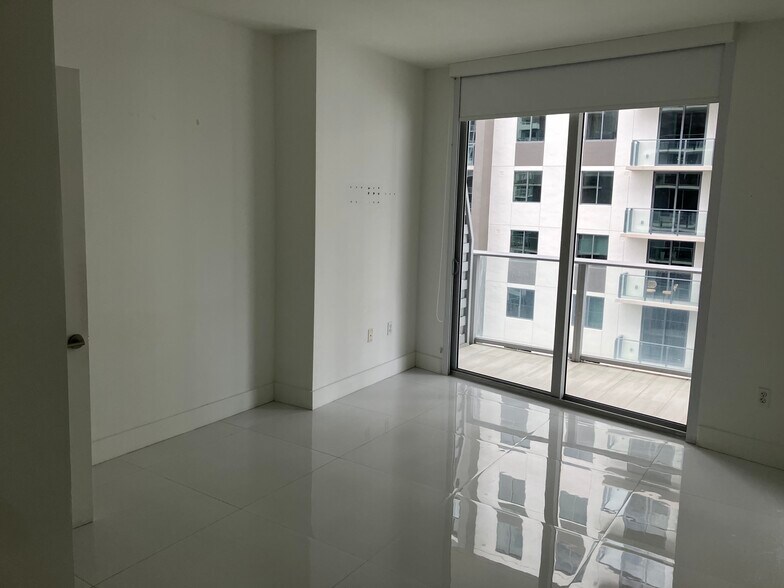 Building Photo - 1010 SW 2nd Ave