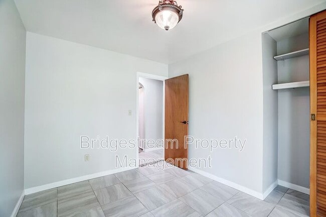 Building Photo - 4354 Meadowcroft Rd
